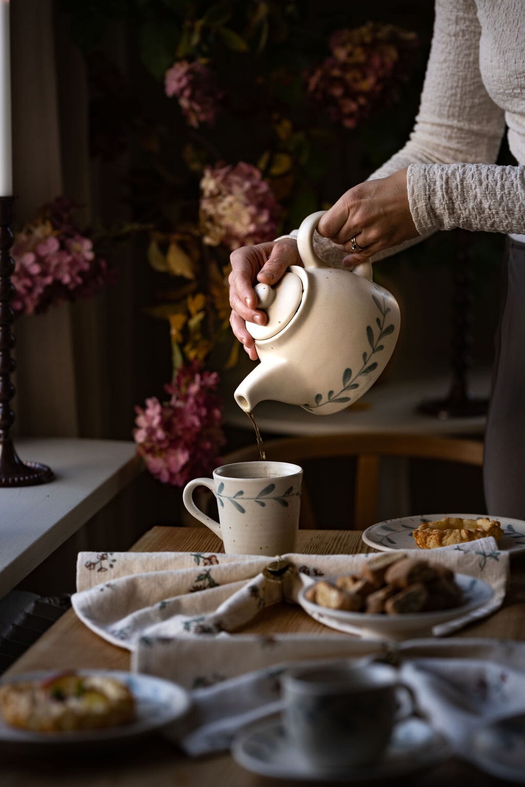 Tea Pot Viola Leaf