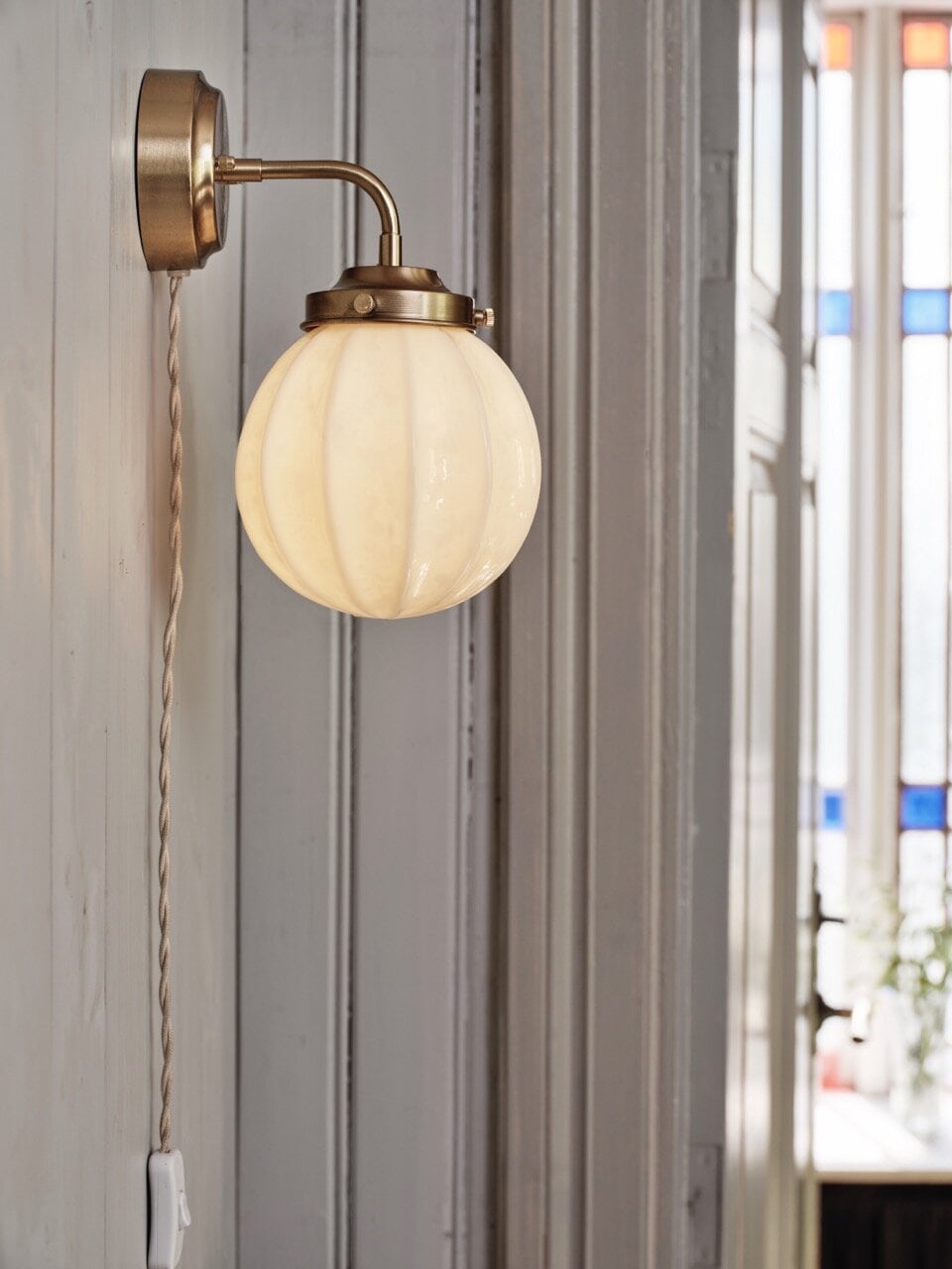 Vägglampa Marit Mässing/Opal Beige Liten