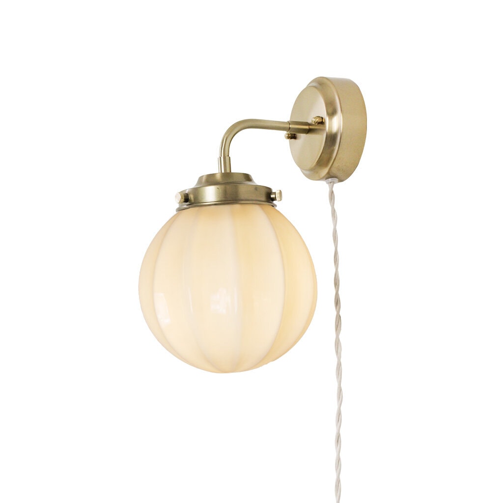 Vägglampa Marit Mässing/Opal Beige Liten